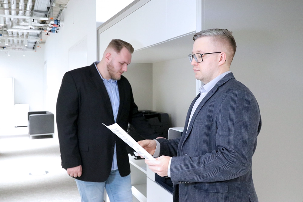 Zwei Mitarbeitende am Drucker.