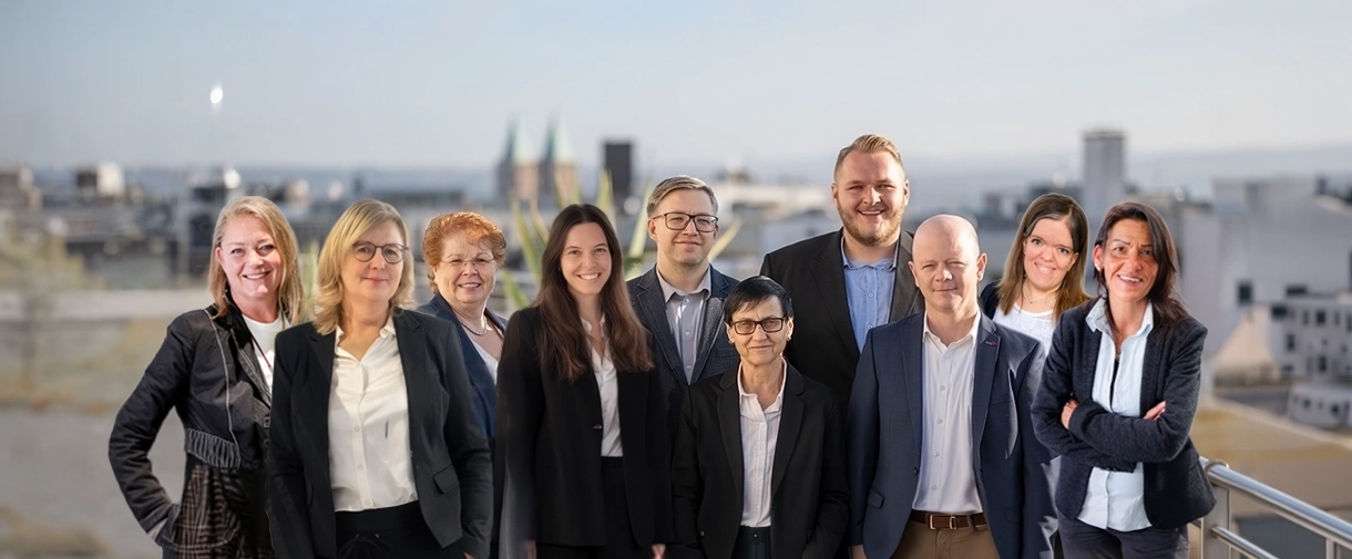 Teamfoto von mein-immobilienverwalter über den Dächern von Kassel